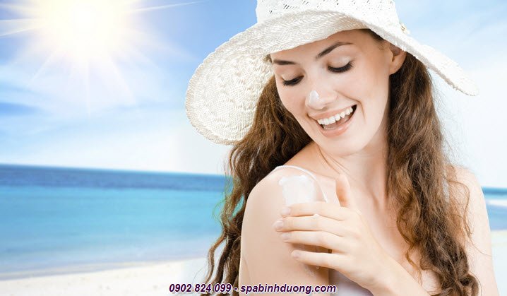 Chăm sóc làn da nhờn hiệu quả bằng cách sử dụng kem chống nắng khi đi ngoài trời 