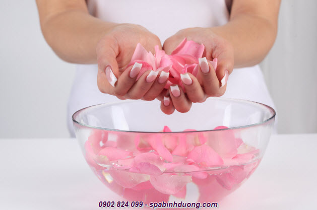 Rửa mặt bằng nước hoa hồng