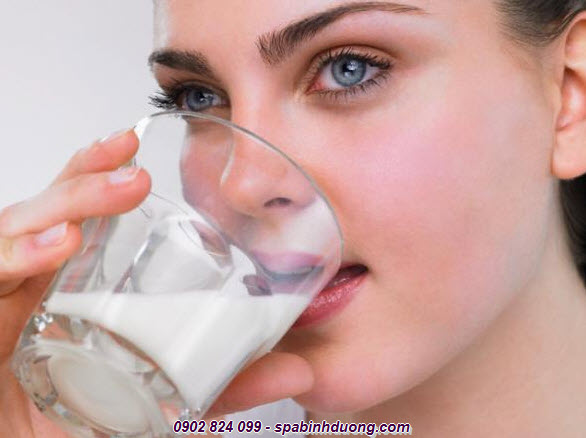 Cách cải thiện da dầu là nên hạn chế uống sữa