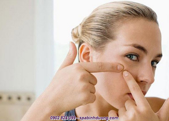 Mụn cám thường khiến da mặt trở nên khó chịu và sần sùi