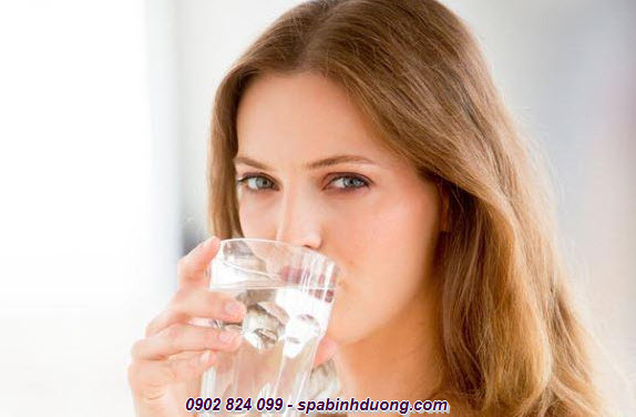 Uống nhiều nước để giữ ẩm cho da là cách chăm sóc da mùa đông tốt nhất đó bạn